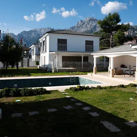 Villa Ustatahir *
